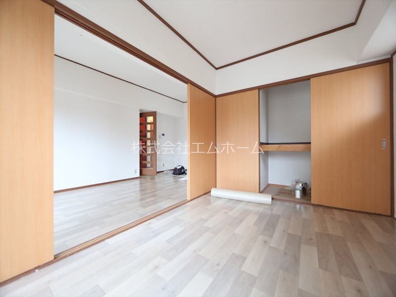 エスポア富士見台 洋室6帖　収納充実してます　バルコニーに面してます