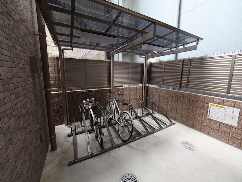 フローラル泉II 屋根付き駐輪場
