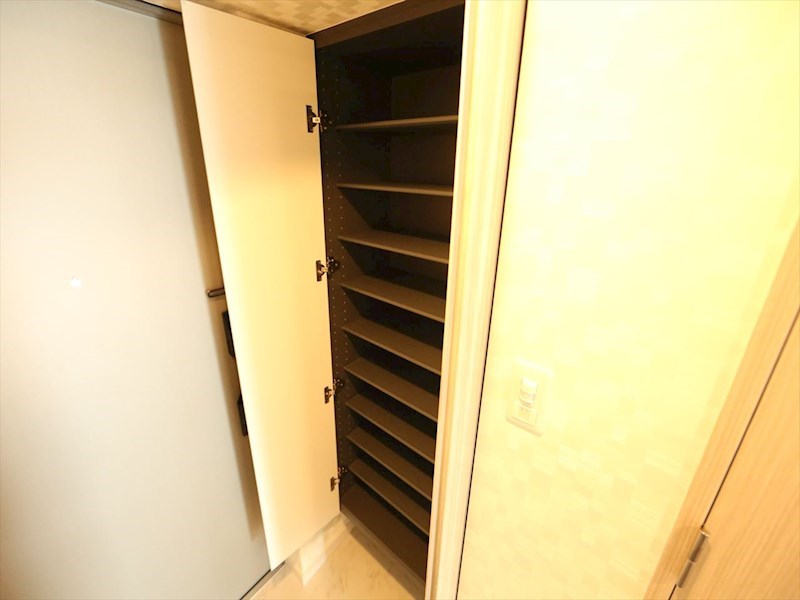 Ｓ－ＲＥＳＩＤＥＮＣＥ金山ＷＥＳＴ 玄関　シューズボックス付（収納充実してます）