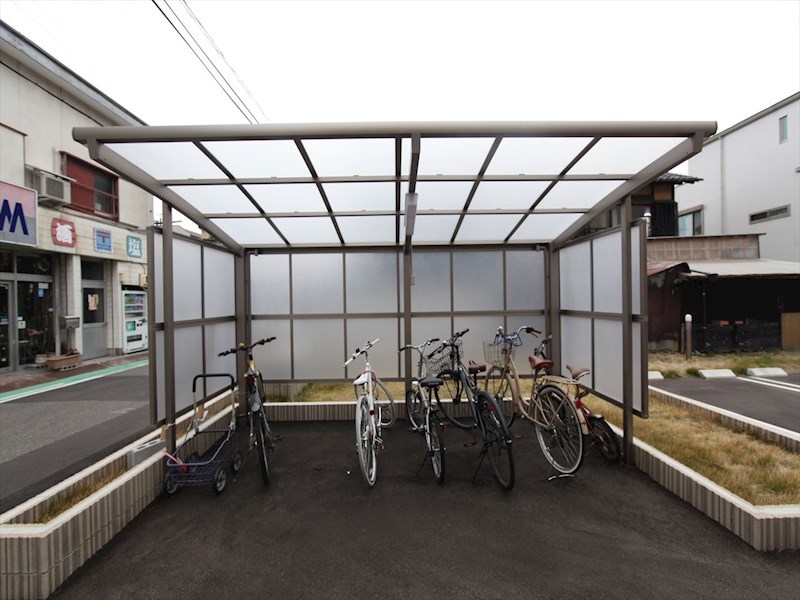 ベルソレイユ春岡　Ａ棟 屋根付き駐輪場