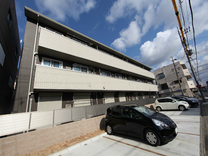 外観 オートロック付 敷地内平置き駐車場
