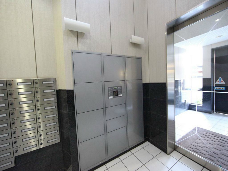 ヴォーヌングケイ  エントランス　オートロック　宅配BOX　防犯カメラ