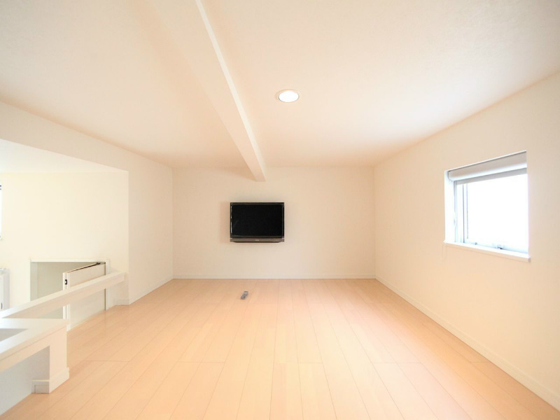 ネオメゾナ津賀田 上階ロフト6.3帖（収納でも部屋でも使えます）液晶テレビ付