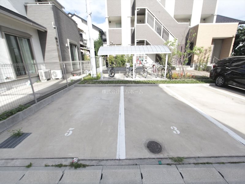 シロノハウス 敷地内駐車場