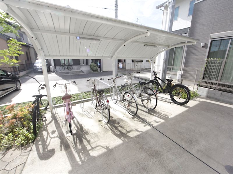 シロノハウス 屋根付き駐輪場