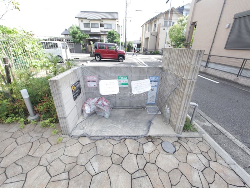 シロノハウス 敷地内ゴミ捨て場