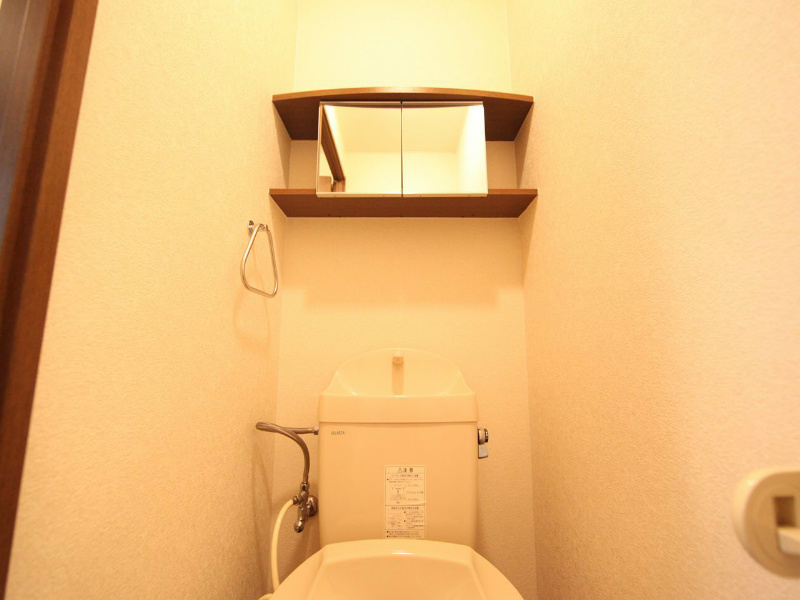エトワールパレス トイレ上部の収納棚（鏡付き）