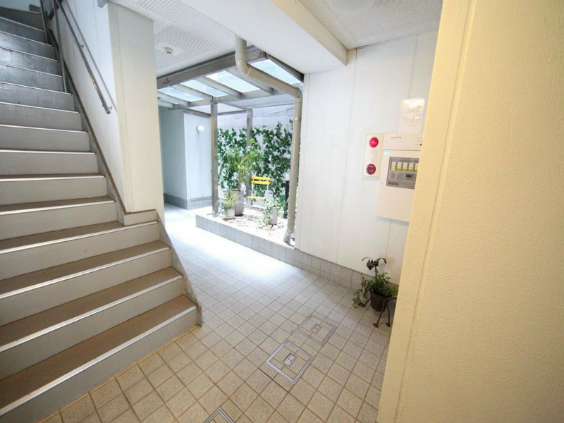 アヴォワール丸の内 エントランス　オートロック　防犯カメラ　