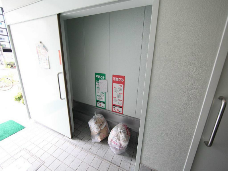 アヴォワール丸の内 敷地内ゴミ置場