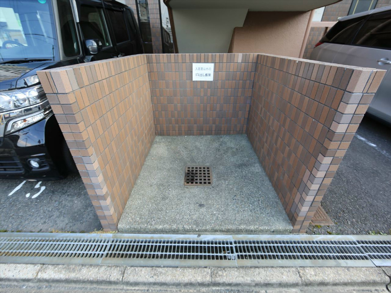 フォーザック鳥居通 敷地内ゴミ捨て場