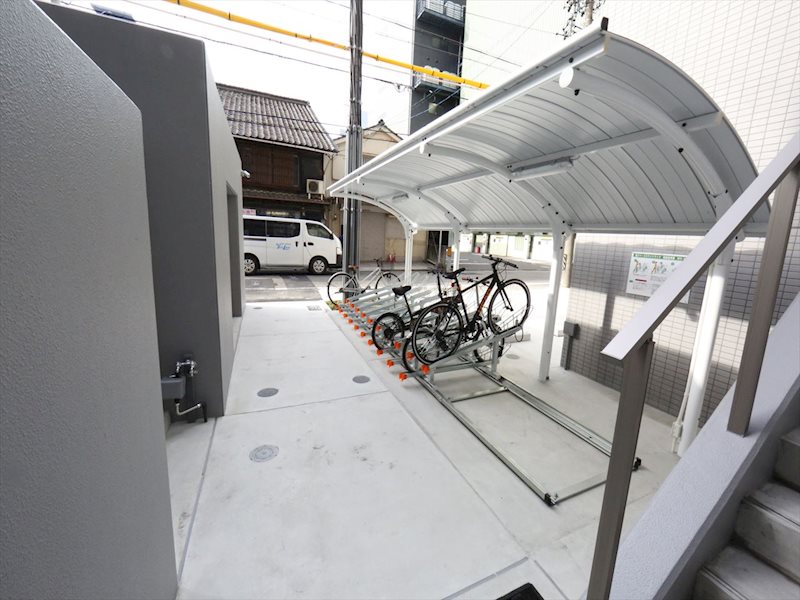 モンテーニュ名駅 屋根付き駐輪場