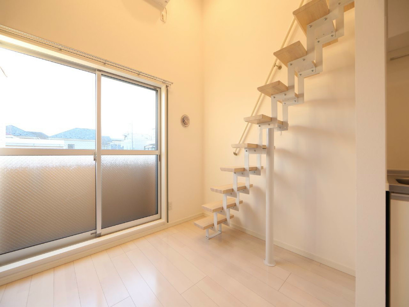 メゾン生駒町 洋室6.2帖　上階ロフト3.3帖（収納でも部屋でも使えます）