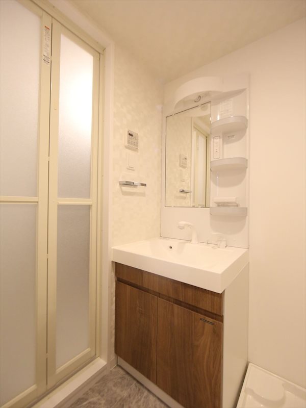 S-RESIDENCE山王 脱衣所　独立洗面台（シャンプードレッサー付）収納スペース有　同仕様写真