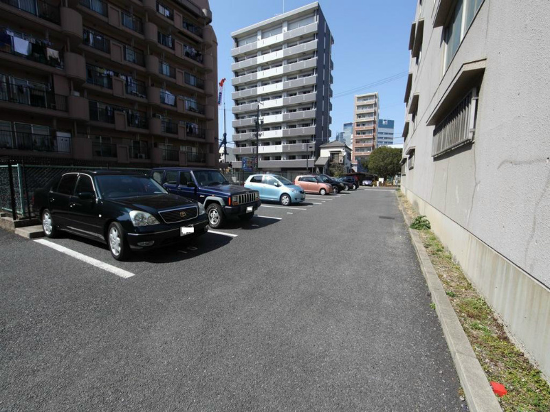グランシャリオ名駅南 敷地内平面駐車場
