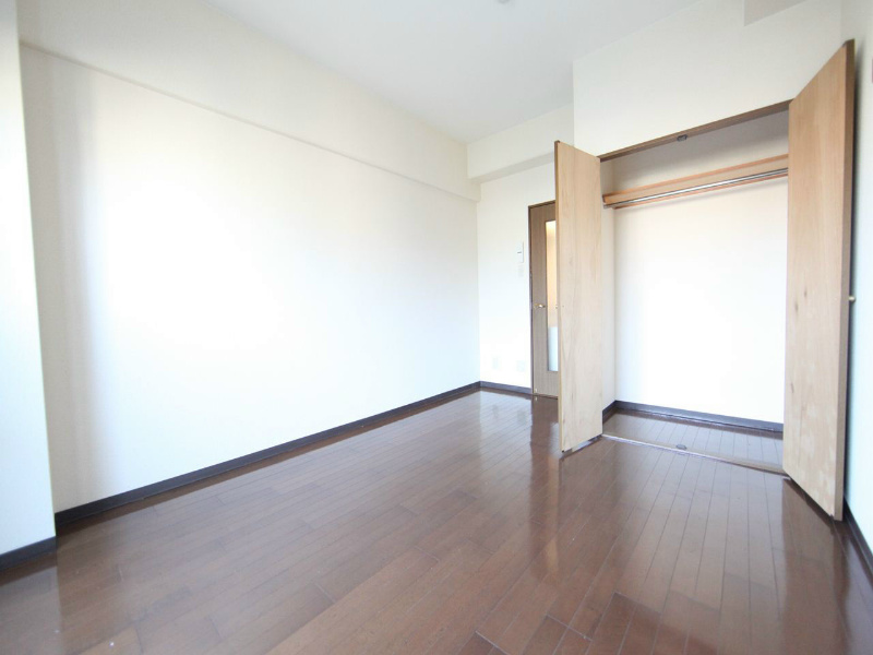 レージュ城西 洋室8帖　クローゼット付（収納充実してます）