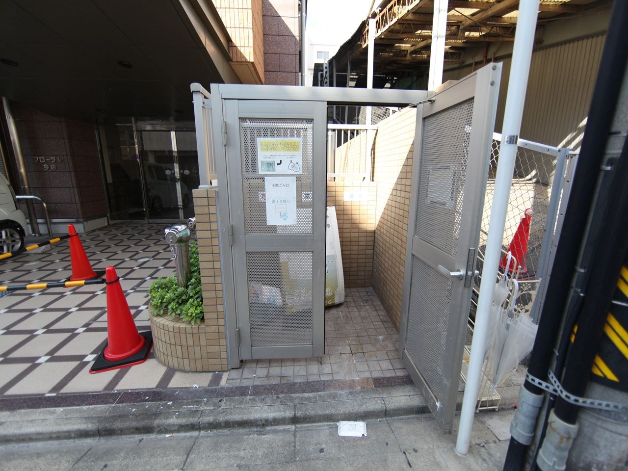 フローラル今池 敷地内ゴミ捨て場