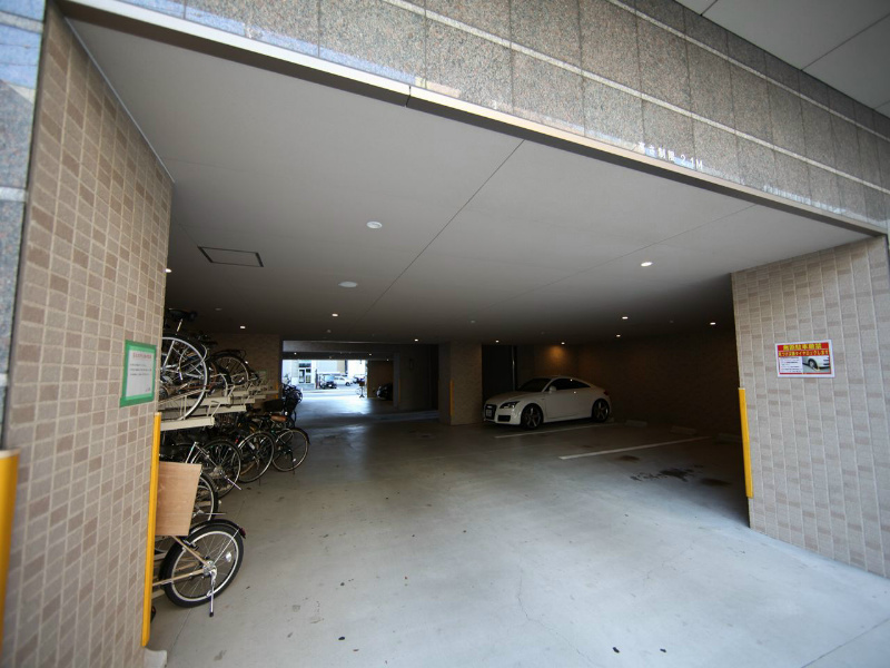 Ｇｒａｍｅｒｃｙ　Ｓｈｉｒａｋａｗａ　Ｋｏｅｎ 敷地内屋根付平面駐車場