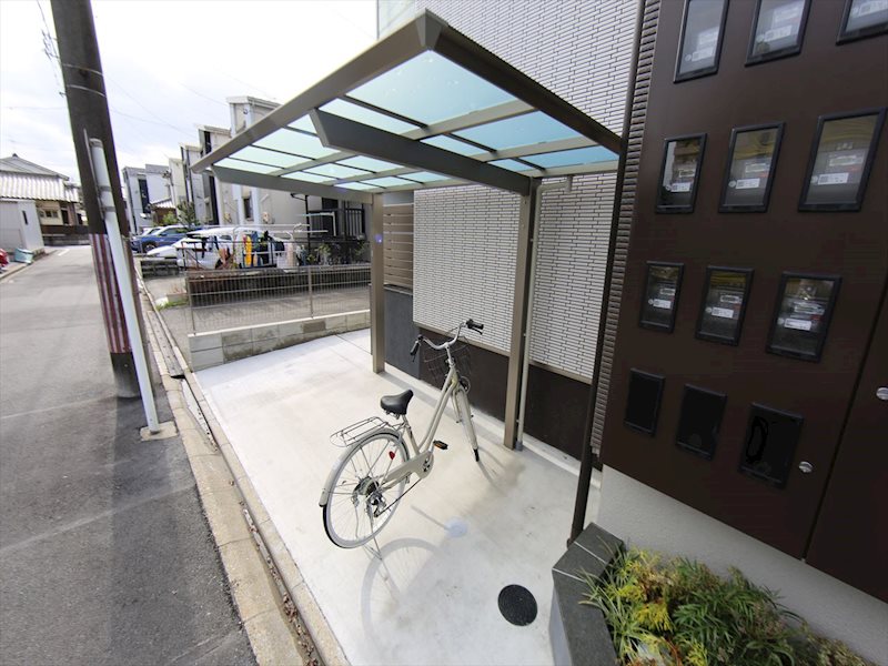 コムジュスイ 屋根付き駐輪場