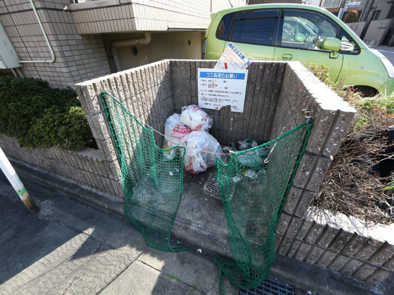 ヴィヴィアンパーク 敷地内ゴミ捨て場