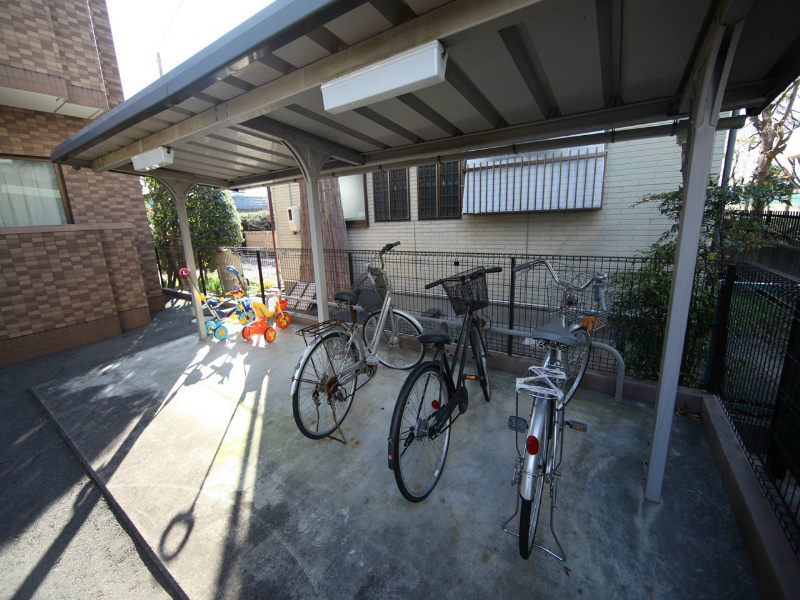カーサ岩塚 屋根付き駐輪場
