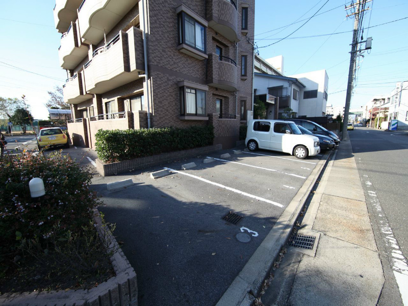 カーサ岩塚 敷地内駐車場