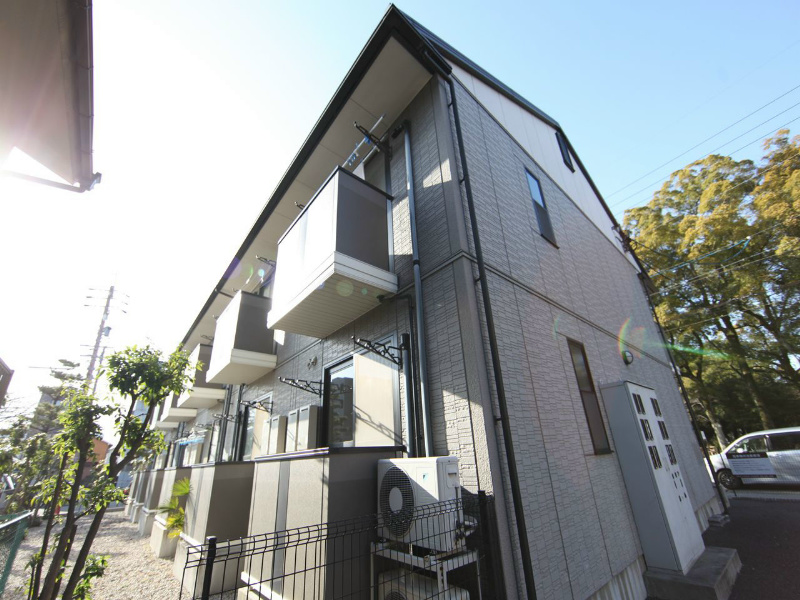 プレステージ中村公園 外観　南向き　屋根付き駐輪場　敷地内平面駐車場