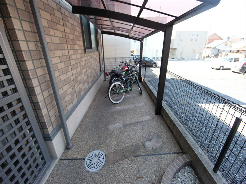 メゾン南山 屋根付き駐輪場