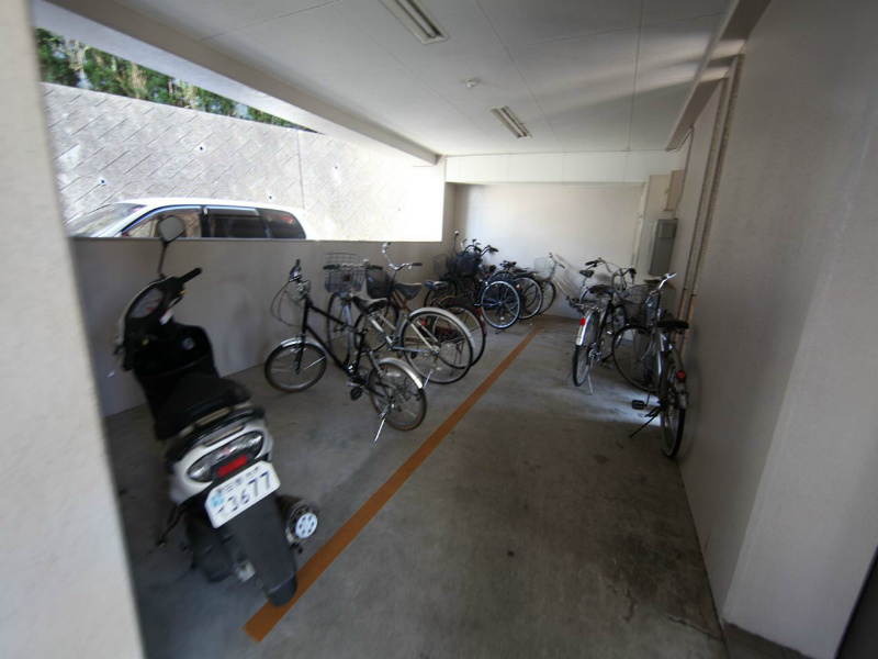 リエス白鳥 屋根付き駐輪場