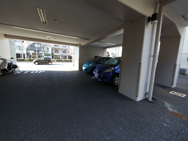 リエス白鳥 敷地内平面駐車場