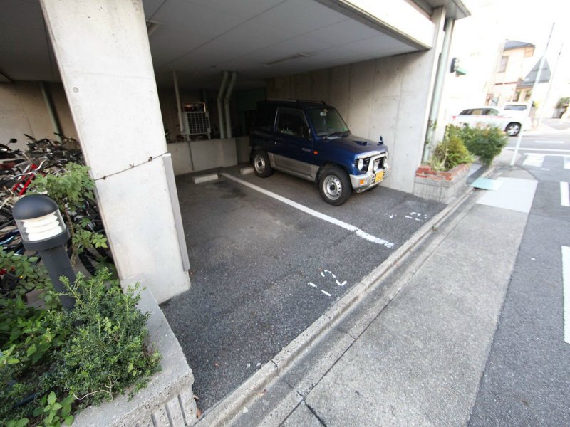 置地マンション 敷地内平面駐車場