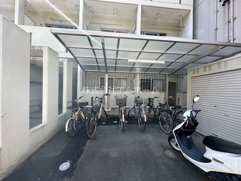 フォーエバー金山 屋根付駐輪場