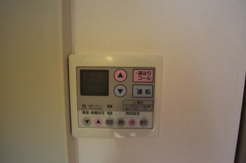 ＡＭＢＥＲ　ＨＯＵＳＥ　ＪＩＮＧＵ（アンバーハウスジングウ） 給湯設備　ボタンで温度調整できます