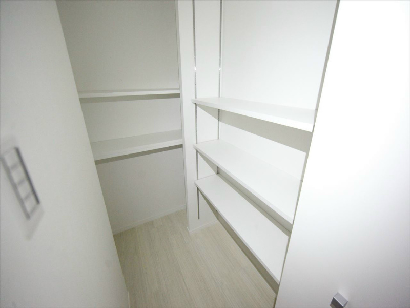 ＡＸＩＡ ＭＥＩＥＫＩ（アクシア名駅） キッチン後ろにある収納棚（収納充実してます）