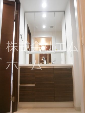 淳彩庵 脱衣所　3面鏡独立洗面台（シャンプードレッサー）
