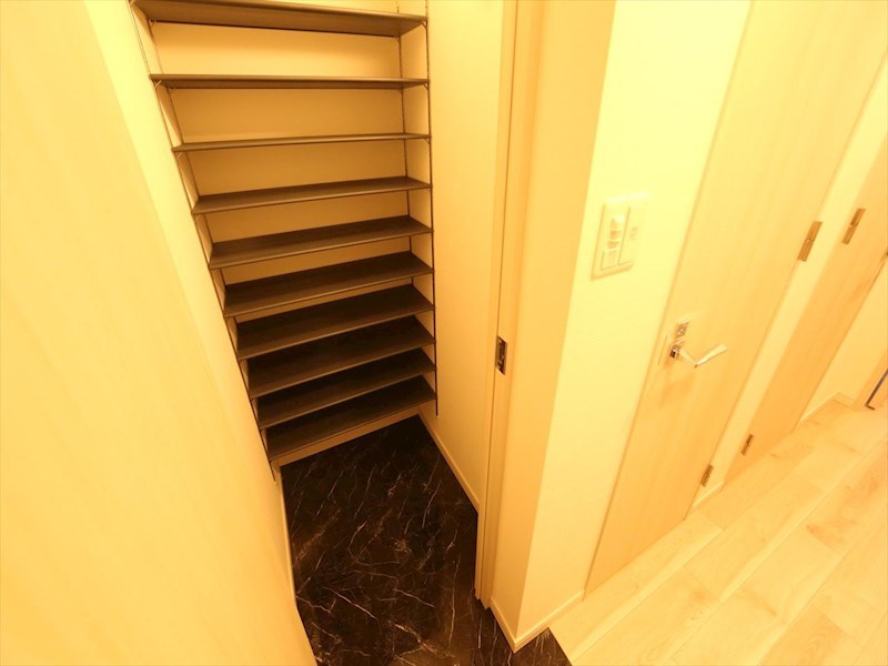 Ｓ－ＲＥＳＩＤＥＮＣＥ金山三丁目 玄関　シューズクローク付（収納充実してます）