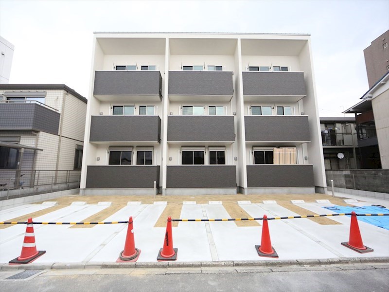 キューブ黄金 外観　オートロック　屋根付き駐輪場有り