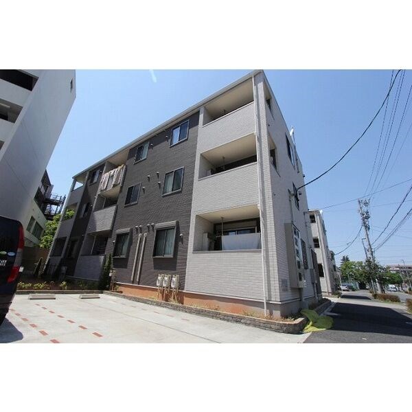 外観　敷地内平面駐車場　屋根付き駐輪場有り