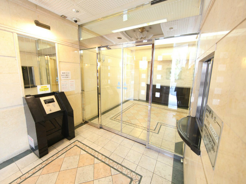 プレサンス名古屋城前 エントランス　オートロック付　宅配ＢＯＸ付　防犯カメラ付