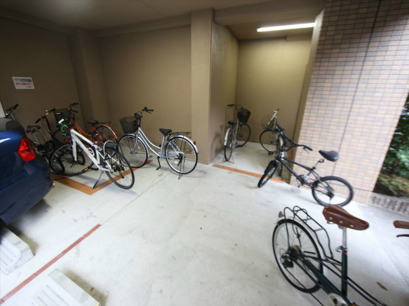 アマデウス那古野 屋根付き駐輪場