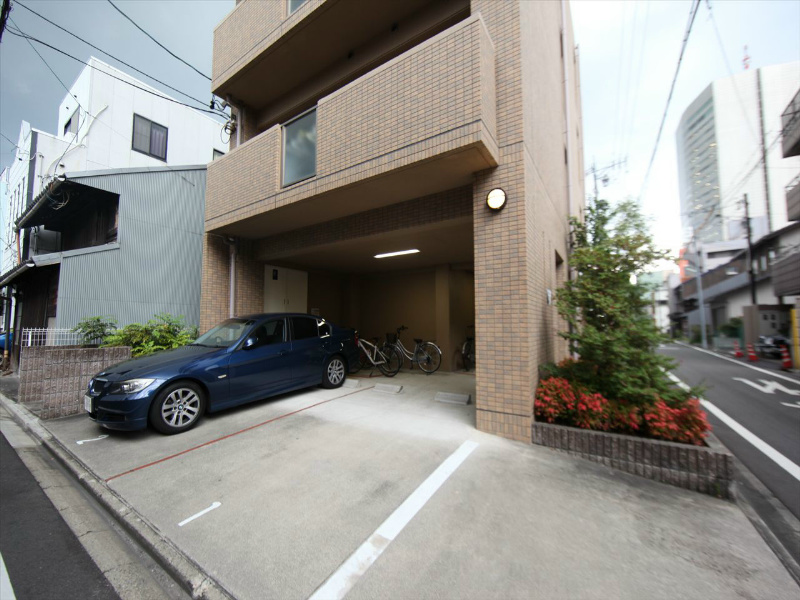 アマデウス那古野 敷地内平面駐車場