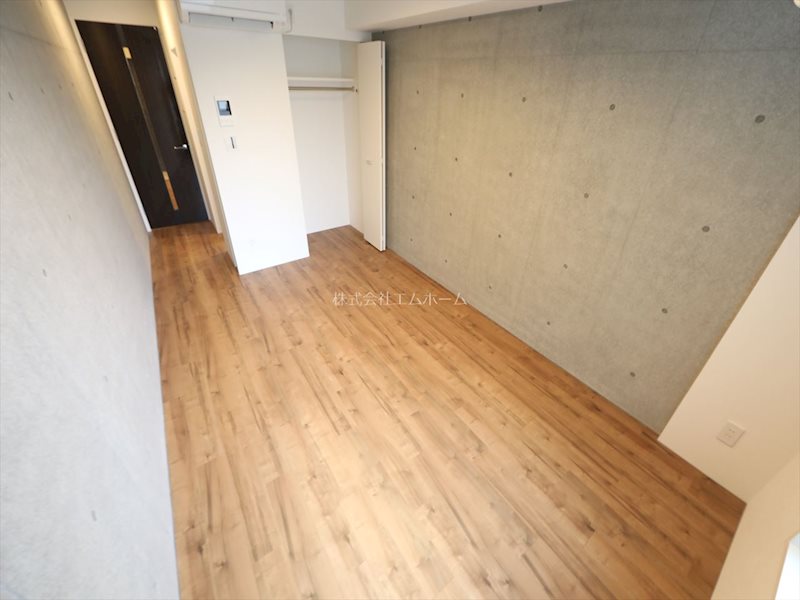 quador今池EAST 洋室8.4帖　エアコン完備　照明器具付き