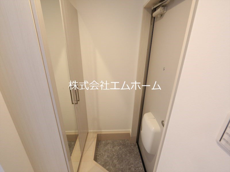 ハーモニーテラス井の森町 玄関シューズボックス　姿見鏡付き（収納充実してます）同型写真