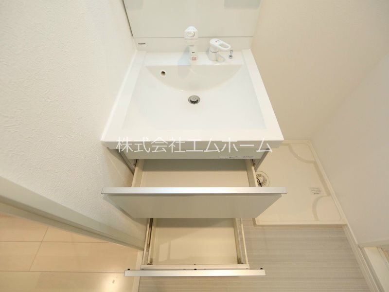 烏森レジデンス 脱衣所　独立洗面台（シャンプードレッサー付）同型写真
