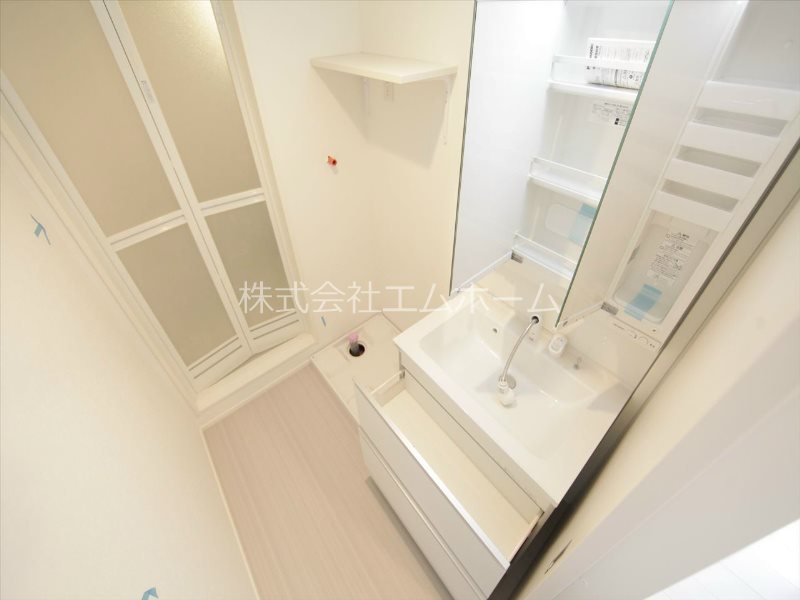 クレスト高畑 脱衣所　独立洗面台（シャンプードレッサー付）同型写真