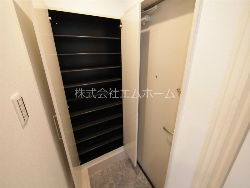 クレスト高畑 玄関シューズボックス　姿見鏡付き（収納充実してます）同型写真