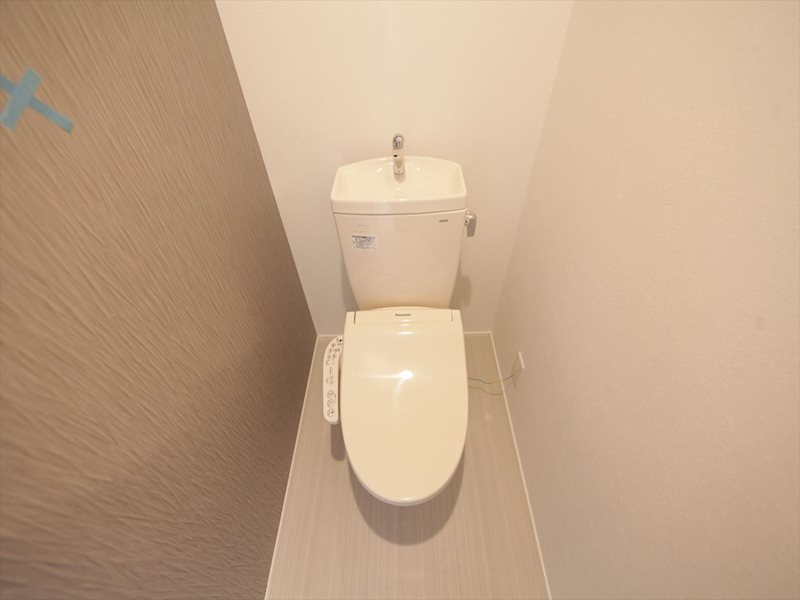 ドミナント堀田 温水洗浄暖房便座付トイレ　同型写真