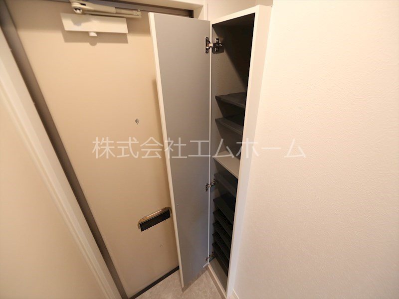 ラウレア平針 玄関　シューズボックス（収納充実してます）同型写真