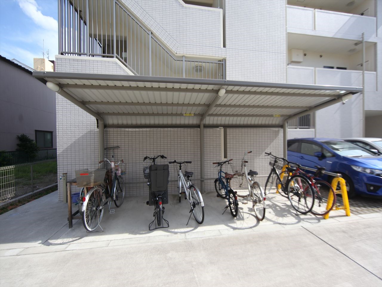 グレース新瑞 屋根付き駐輪場