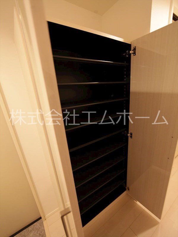 （仮称）ハーモニーテラス中杉町二丁目Ａ 玄関　シューズボックス姿見鏡付き（収納充実してます）同型写真