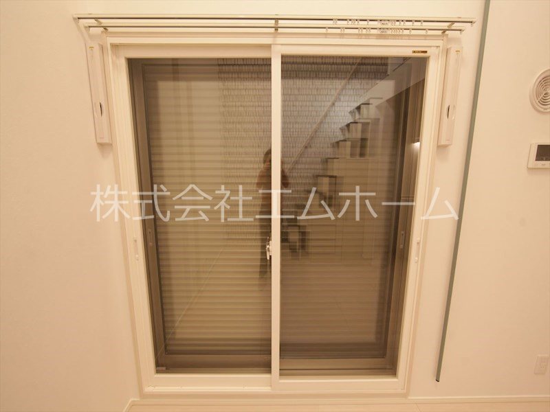 （仮称）ハーモニーテラス中杉町二丁目Ａ バルコニー　防犯シャッター　同型写真